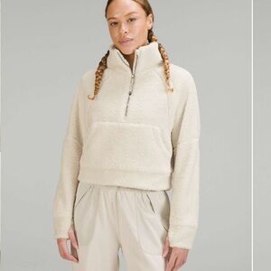 Lululemon Scuba Oversized Cropped Fleece
Funnel Neck - white opal xs/s